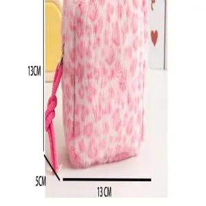Gros plan sur le détail de la trousse de maquillage peluche léopard rose, douce et duveteuse.