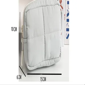 Detailansicht der tragbaren, wasserdichten Nylon Kosmetiktasche mit Größenangaben.