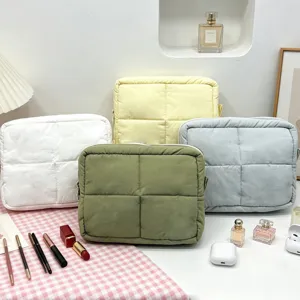 Gepolsterte Nylon Make-up Tasche in Pastellfarben, wasserdichte Kulturtasche für Reisen & Alltag.