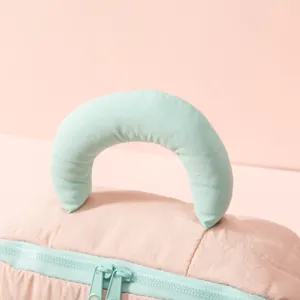 Primer plano detallado de bolsa de maquillaje acolchada con asa verde menta y cierre de cremallera.