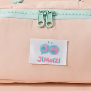 Primer plano de los detalles de una bolsa cosmética acolchada rosa con cremalleras verde menta.