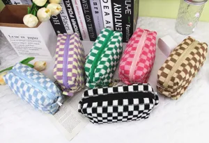 Jolie trousse de maquillage tricotée à carreaux, pochette de rangement multicolore et étui.