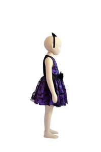 Kinder Halloween Fledermaus Kostüm Kleid mit lila Satin Stoff und schwarzem Haarreif Design.