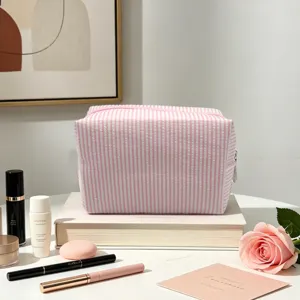 Detail de trousse de toilette rayee rose et blanche en seersucker, grand sac de rangement.