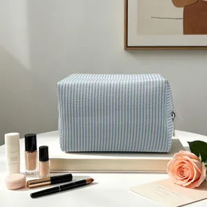 Pochette de maquillage en seersucker rayé bleu blanc vue détaillée, grande trousse voyage.