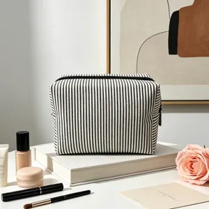 Sac de maquillage rayé noir et blanc vue détaillée, grande capacité trousse de toilette.