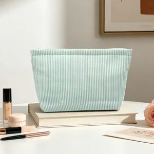 Trousse de maquillage rayée vert et blanc en seersucker pour rangement de voyage