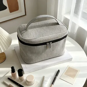 Trousse de maquillage rayée noir et blanc grande capacité trousse de toilette de voyage zippée.