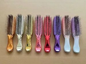 Brosse à cheveux démêlante professionnelle pour cheveux secs et humides avec manche ergonomique.