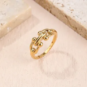 Gedetailleerd overzicht van vergulde titanen stalen ring met uniek kralenkettingontwerp.