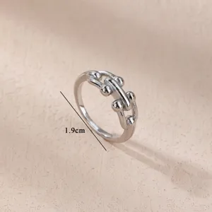 Close-up detail van zilveren vintage kraal ketting ring, minimalistisch titanium staal.