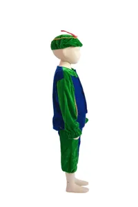 Detalle de disfraz de fiesta de terciopelo verde y azul para niños, vista lateral.