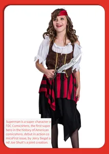 Détail du costume de pirate pour enfants avec jupe et gilet rayés rouge et noir.
