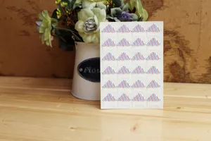 Gros plan sur les coins photo à rayures rouges et bleues, accessorio de scrapbooking.