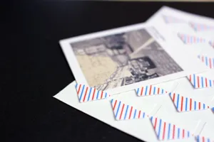 Autocollants de coins de photo rayés rouge et bleu rétro, parfaits pour les albums DIY.