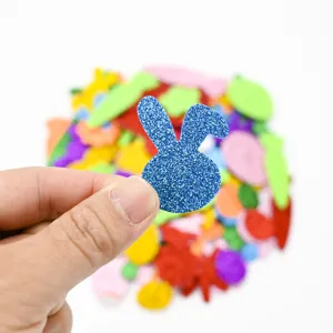 Glitzernde EVA Schaumstoff Hasen Aufkleber fur Ostern DIY Basteln mit buntem Hintergrund.