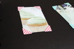 Gros plan de détails sur les coins photo à carreaux rouges et blancs pour fixer des images.