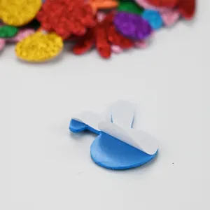 Kinder DIY Glitzer EVA Schaumstoff Aufkleber, blaue Hasenform mit abziehbarer Papierunterlage.