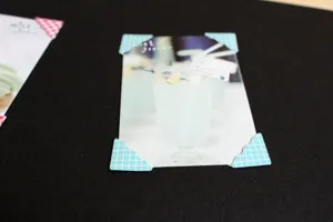 Autocollants de coins photo a grille bleue pour le scrapbooking DIY et albums photos.