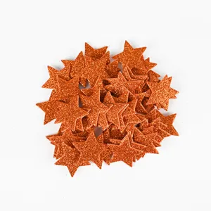 Nahaufnahme von glitzernden orangen Schaumstoff Sternenaufklebern für kreatives Basteln.