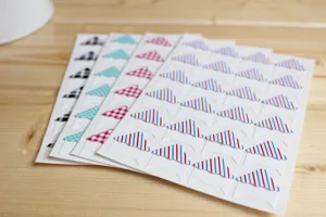 Autocollants de coins de photo colorés avec des motifs à carreaux pour vos albums faits main.