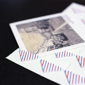 Coins photo rayes vintage pour album DIY scrapbooking et accessoires de fixation photos.