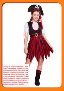 Vue détaillée du costume de pirate pour enfants avec robe rayée rouge et noire et chapeau.