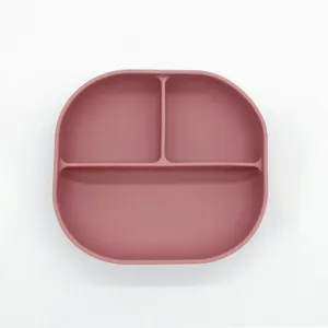 Piatto diviso in silicone per neonati dettaglio, ciotola con ventosa rosa per alimentazione.