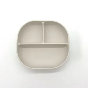 Vista dettagliata del piatto in silicone per neonati diviso in tre scomparti per pappa.