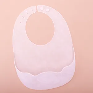Babero de bebé de silicona ultrafino impermeable con bonitos patrones en relieve para comer.