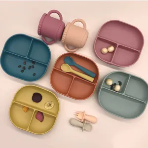 Piatto in silicone per bambini con ventosa e set di posate per lo svezzamento sicuro.