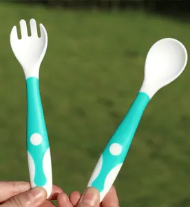 Set di cucchiaio e forchetta flessibili per neonati, posate da addestramento.