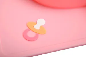 Tovaglietta per neonati in silicone rosa con simpatico disegno ciuccio, dettaglio tappetino.