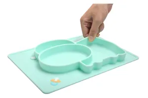 Dettaglio piatto con ventosa diviso per bambini in silicone con design a forma di animale.