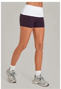 Gedetailleerd overzicht van de damessportshort met contrasterende omslagtaille voor yoga.