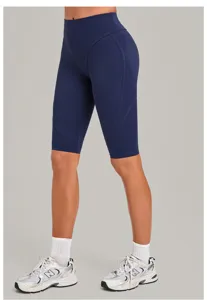 Detailaufnahme von hochtaillierten engen Yogashorts, elastischer Stoff fur Fitness.