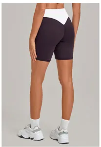 Detailaufnahme von Damen High-Waist Color-Block Fitness Yoga Shorts in Rückansicht.