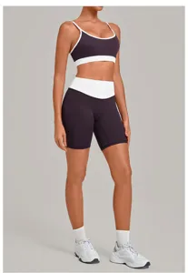 Detailaufnahme des Damen Color-Block Yoga-Sets mit Doppelträger-BH und High-Waist-Shorts.