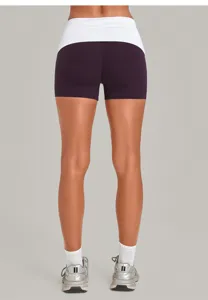 Gedetailleerd achteraanzicht van paarse sport-yogashorts met witte omslagtaille.