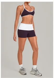 Detailansicht des Yoga-Sets mit Neckholder und Kontrast-Umschlagbund an der Sportshorts.