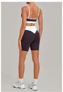 Detailansicht des kontrastfarbenen Yoga-Sets mit stützendem Sport-BH und kurzen Shorts.