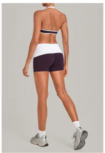 Halterneck Yoga Crop Top und kontrastierende, umklappbare Taillen-Sportshorts, Fitness.
