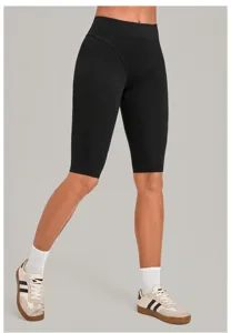 Detailansicht schwarzer, hochgeschnittener Damen-Sportshorts für Yoga und Fitness Training.