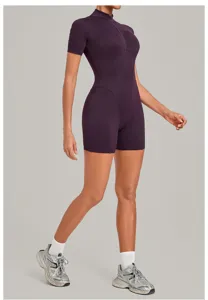 Vista detallada de mameluco yoga manga corta morado cremallera ropa deportiva