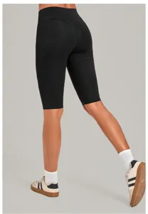 Detailansicht schwarzer hoher Yoga-Shorts für Damen mit formender und enger Passform.