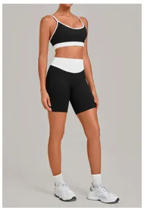 Farbblock Yoga-Set mit Doppelträger-Sport-BH und High-Waist-Shorts für das Training.