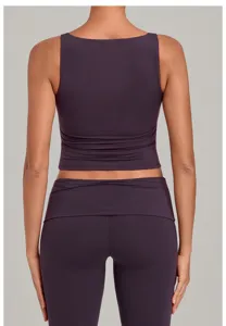 Detaillierte Ansicht der Rückseite eines dunkelvioletten, zweilagigen Yoga-Tops für Fitness.