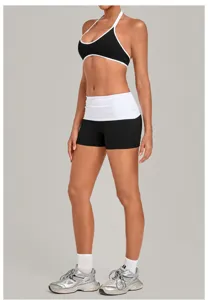 Halterneck Sport-BH und gefaltete High-Waist Shorts Yoga-Set Detail Sportbekleidung.