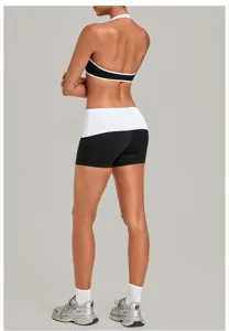 Detailansicht des sportlichen Bustiers mit Neckholder und der Yoga-Shorts mit Bund.