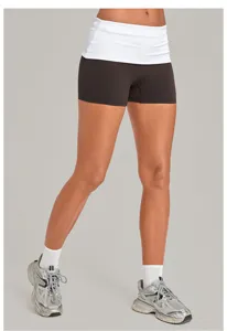 Detailweergave van de hoge taille sport yoga shorts met opvouwbare rand, ademend comfort ontwerp.
